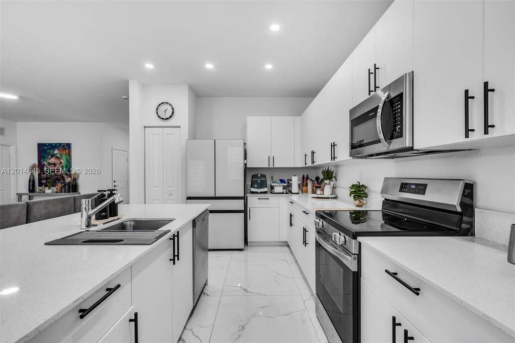 5 Bedroom Single Family Home/House's Image 5