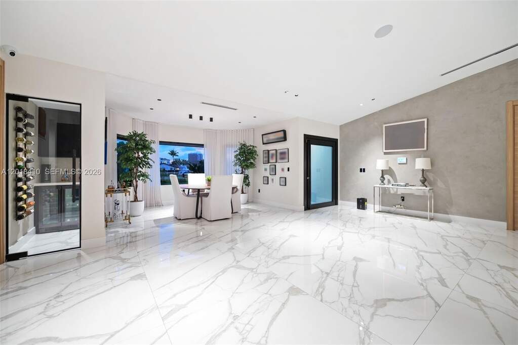 5 Bedroom Single Family Home/House's Image 8