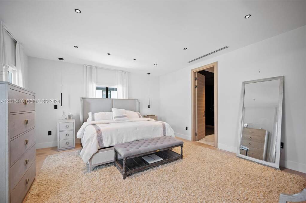 5 Bedroom Single Family Home/House's Image 19