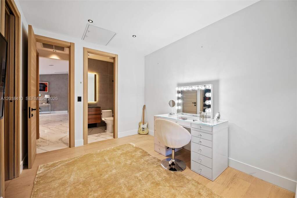5 Bedroom Single Family Home/House's Image 27