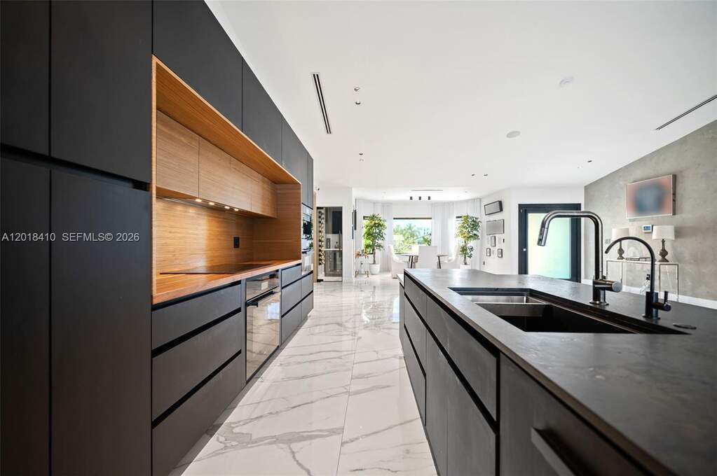 5 Bedroom Single Family Home/House's Image 3