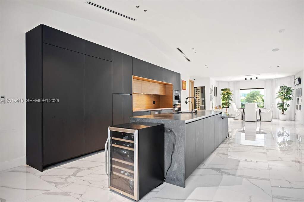 5 Bedroom Single Family Home/House's Image 4
