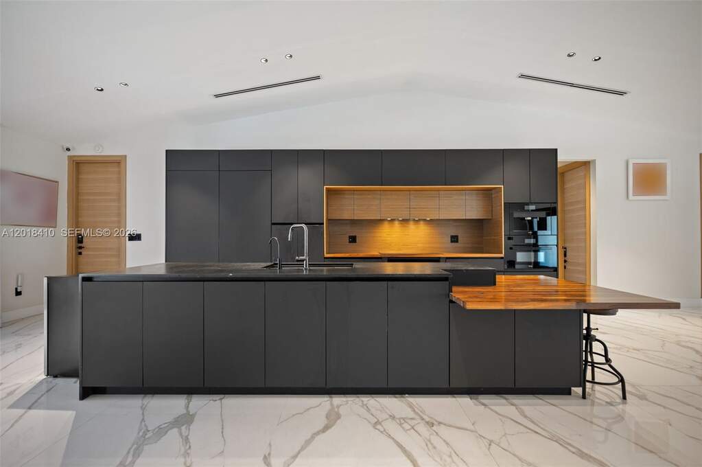 5 Bedroom Single Family Home/House's Image 5