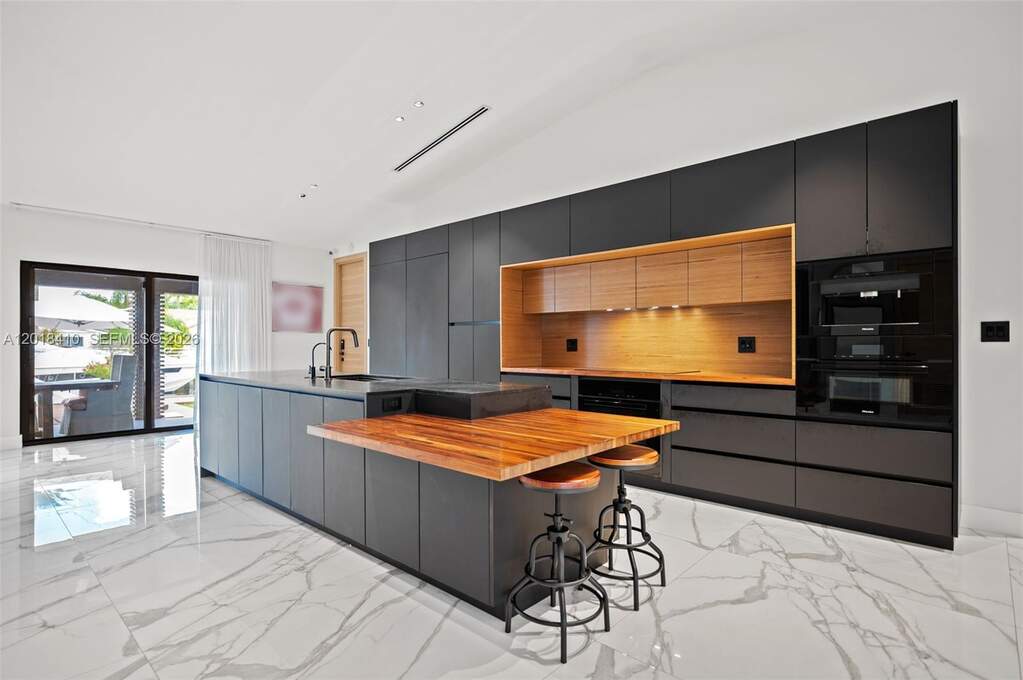 5 Bedroom Single Family Home/House's Image 6