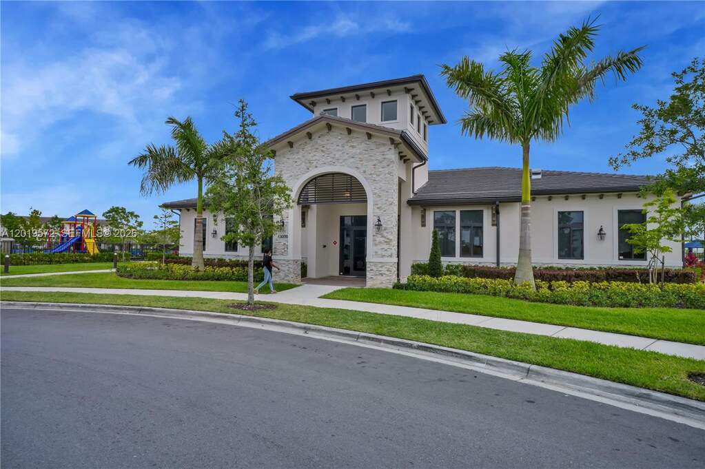 4 Bedroom Villa/Townhouse's Image 24