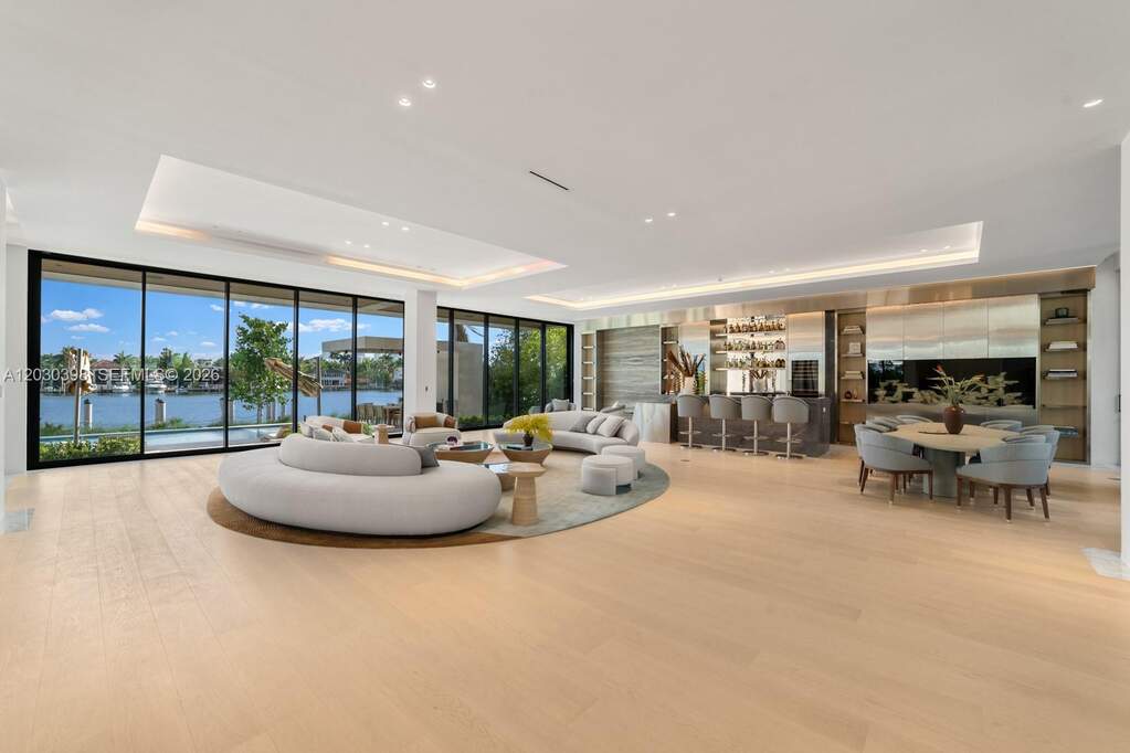 7 Bedroom Single Family Home/House's Image 8
