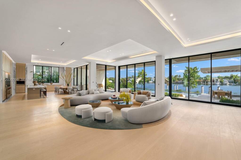 7 Bedroom Single Family Home/House's Image 10