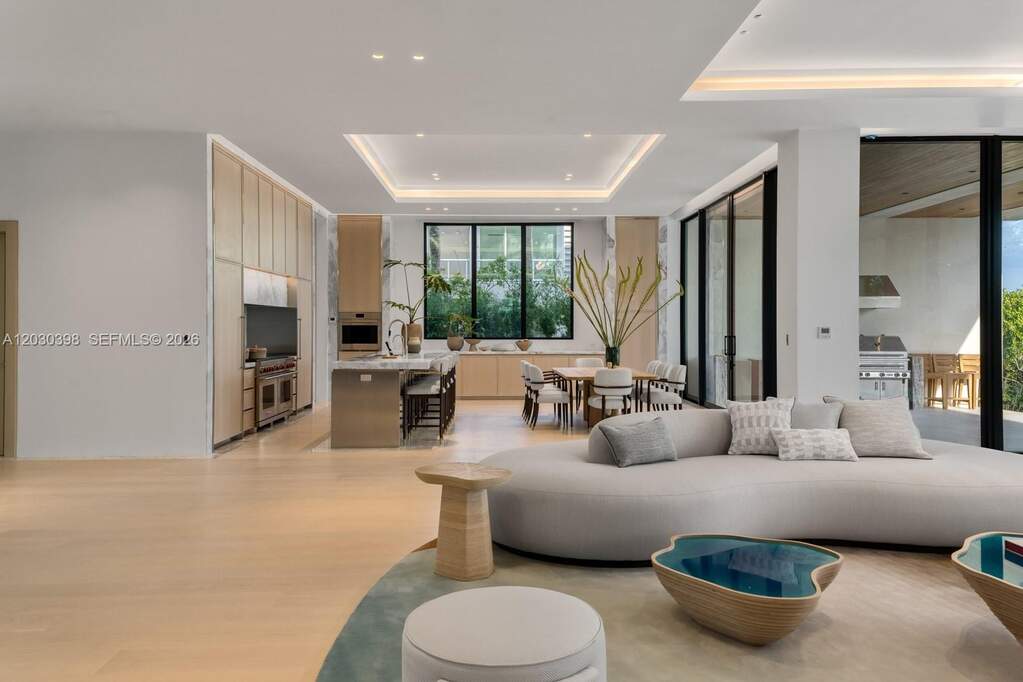 7 Bedroom Single Family Home/House's Image 14
