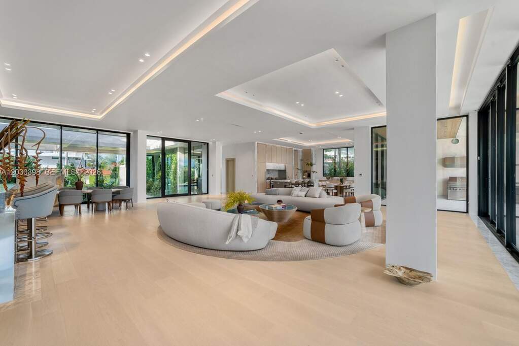 7 Bedroom Single Family Home/House's Image 18