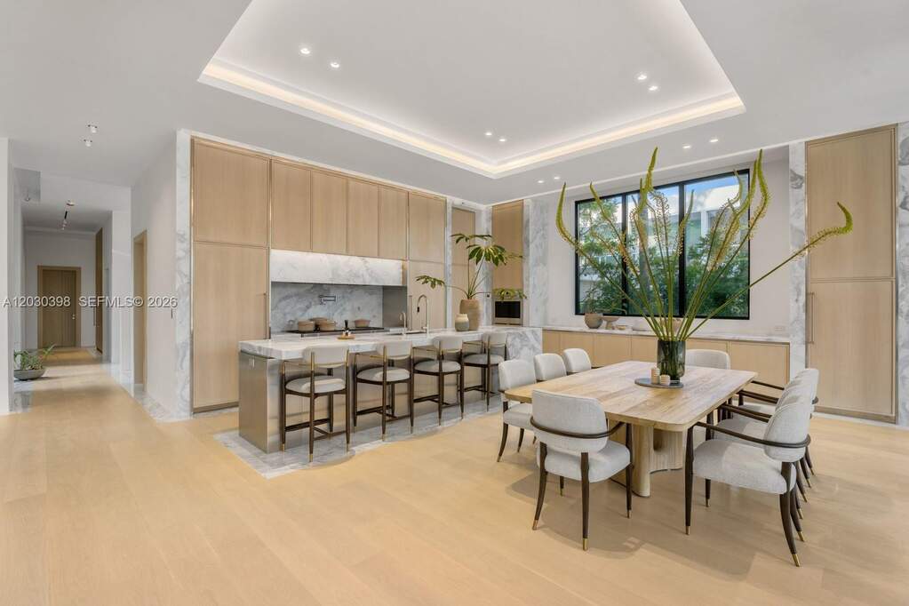 7 Bedroom Single Family Home/House's Image 21