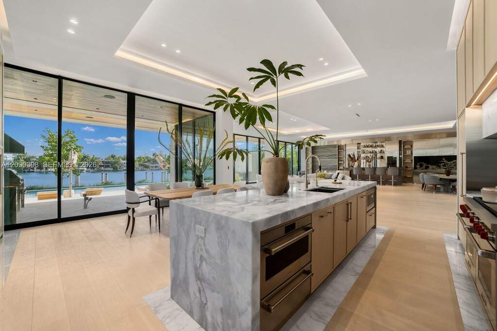7 Bedroom Single Family Home/House's Image 22