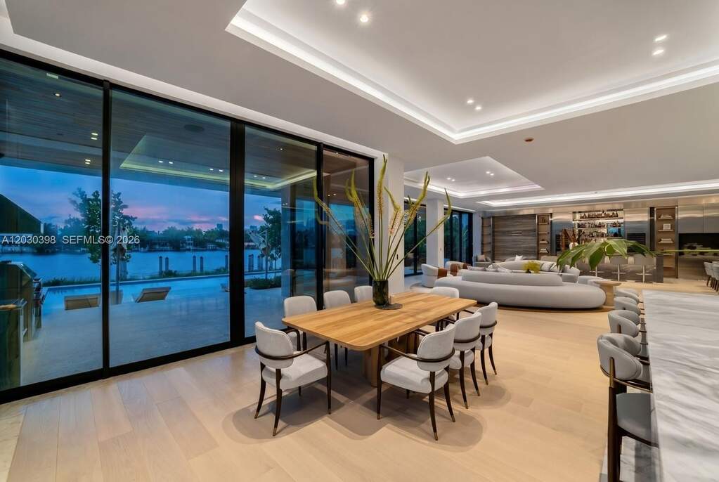 7 Bedroom Single Family Home/House's Image 23