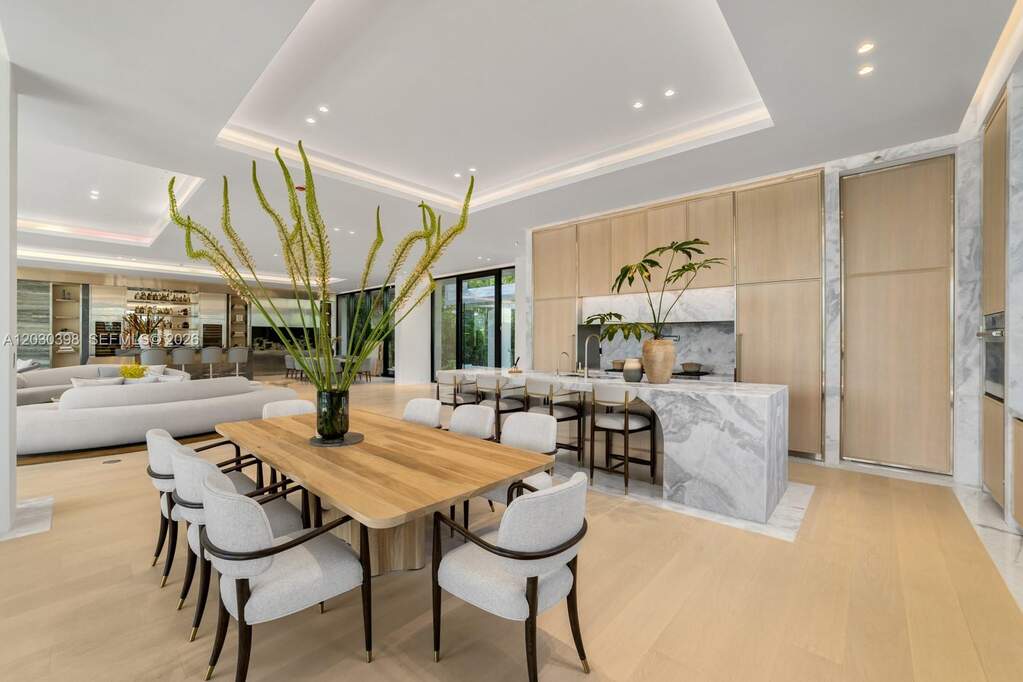 7 Bedroom Single Family Home/House's Image 25