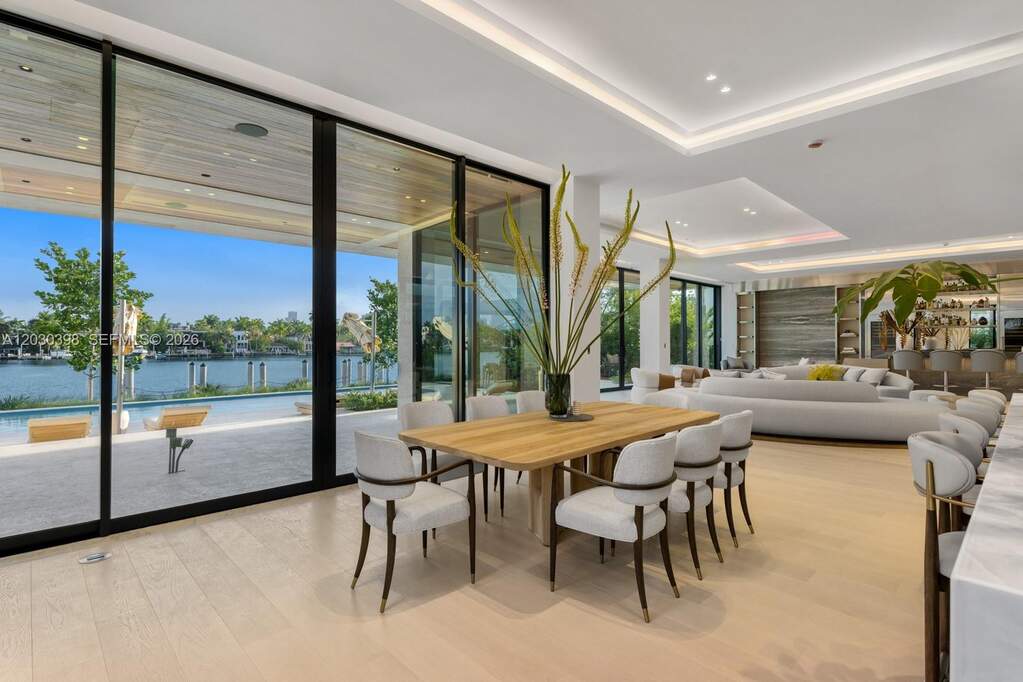 7 Bedroom Single Family Home/House's Image 26
