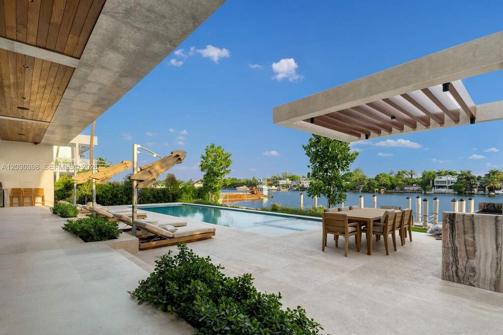 7 Bedroom Single Family Home/House's Image 32
