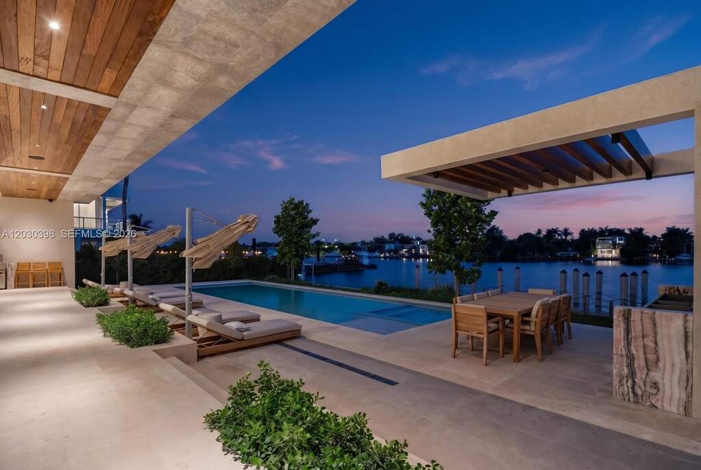 7 Bedroom Single Family Home/House's Image 33