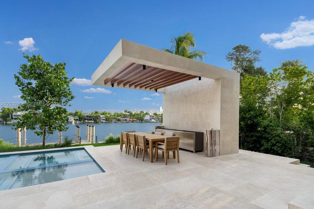 7 Bedroom Single Family Home/House's Image 34