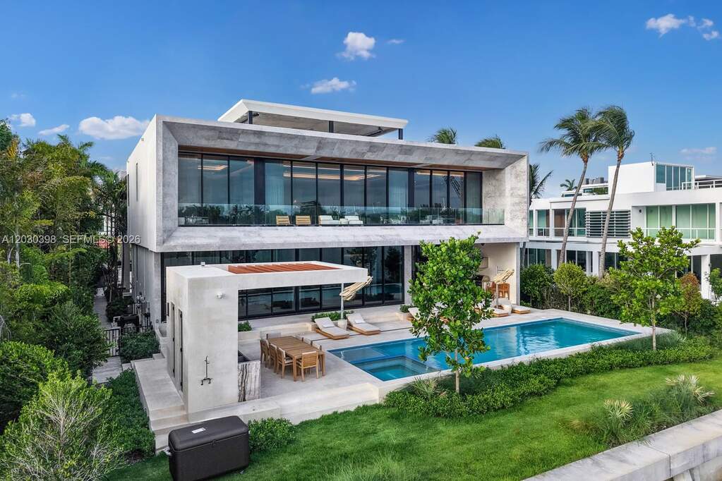 7 Bedroom Single Family Home/House's Image 40
