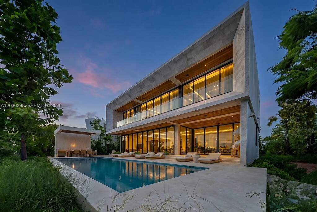 7 Bedroom Single Family Home/House's Image 42