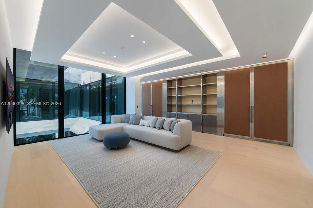 7 Bedroom Single Family Home/House's Image 43