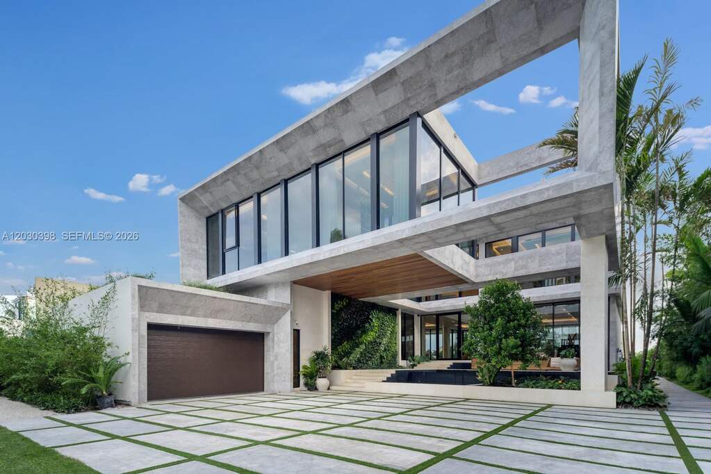 7 Bedroom Single Family Home/House's Image 3