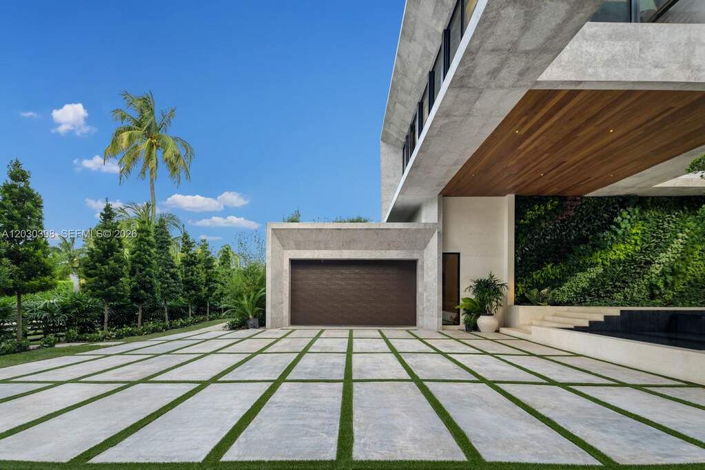 7 Bedroom Single Family Home/House's Image 4