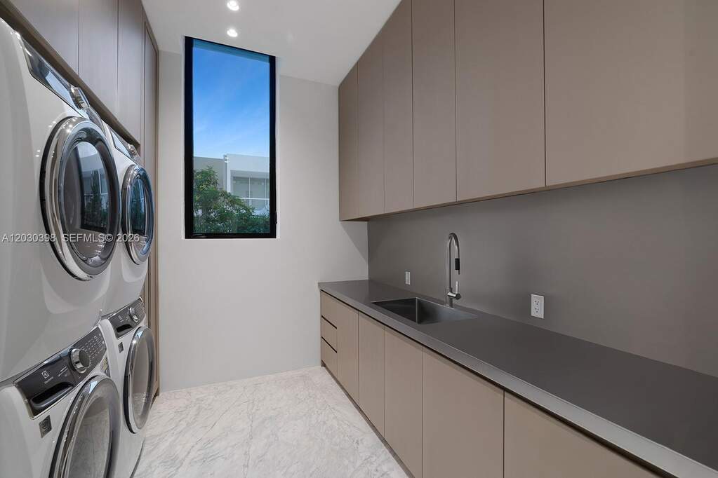 7 Bedroom Single Family Home/House's Image 73