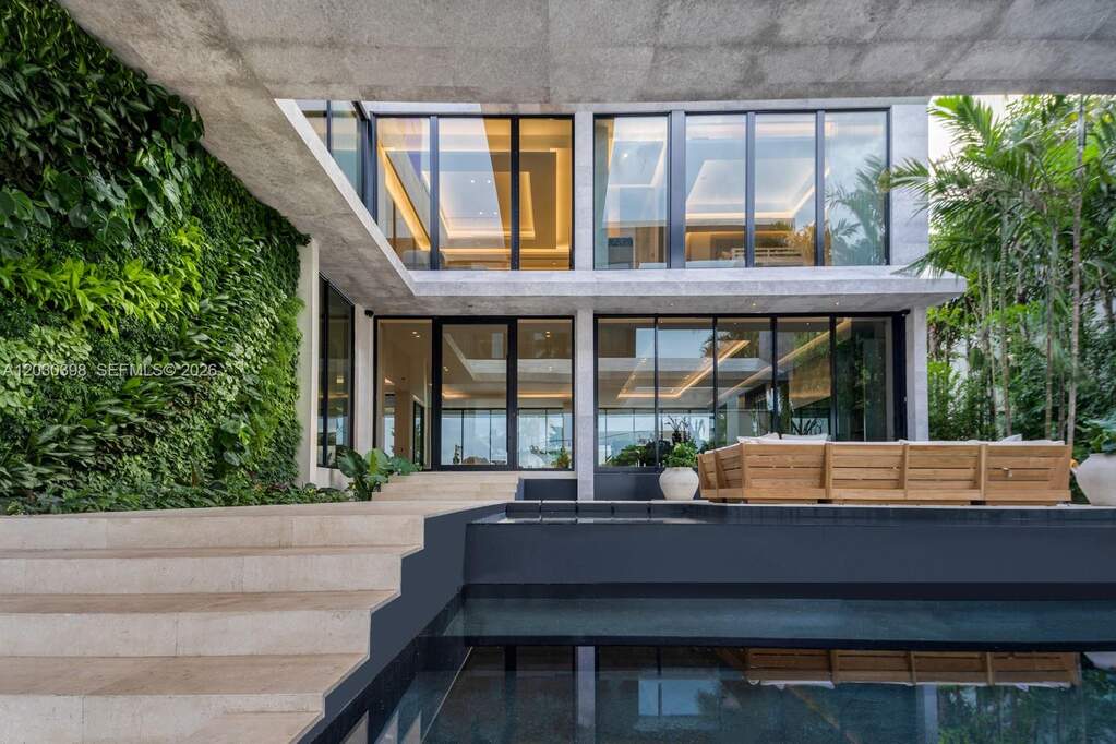 7 Bedroom Single Family Home/House's Image 5