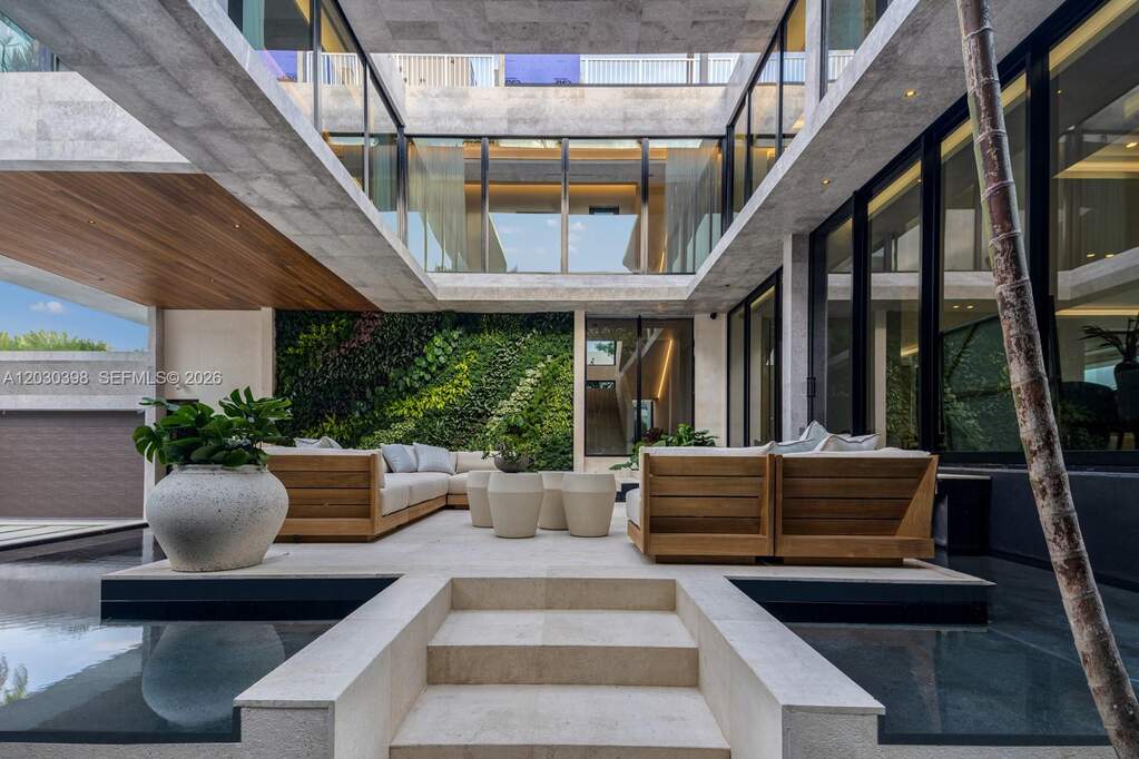 7 Bedroom Single Family Home/House's Image 6