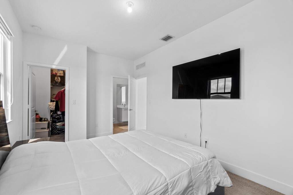5 Bedroom Single Family Home/House's Image 28