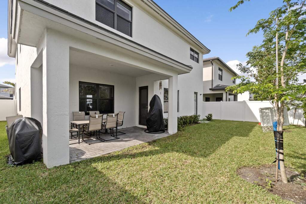 5 Bedroom Single Family Home/House's Image 4