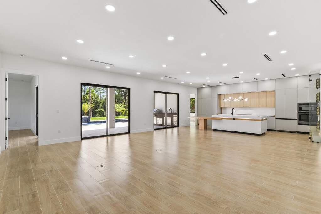 5 Bedroom Single Family Home/House's Image 8