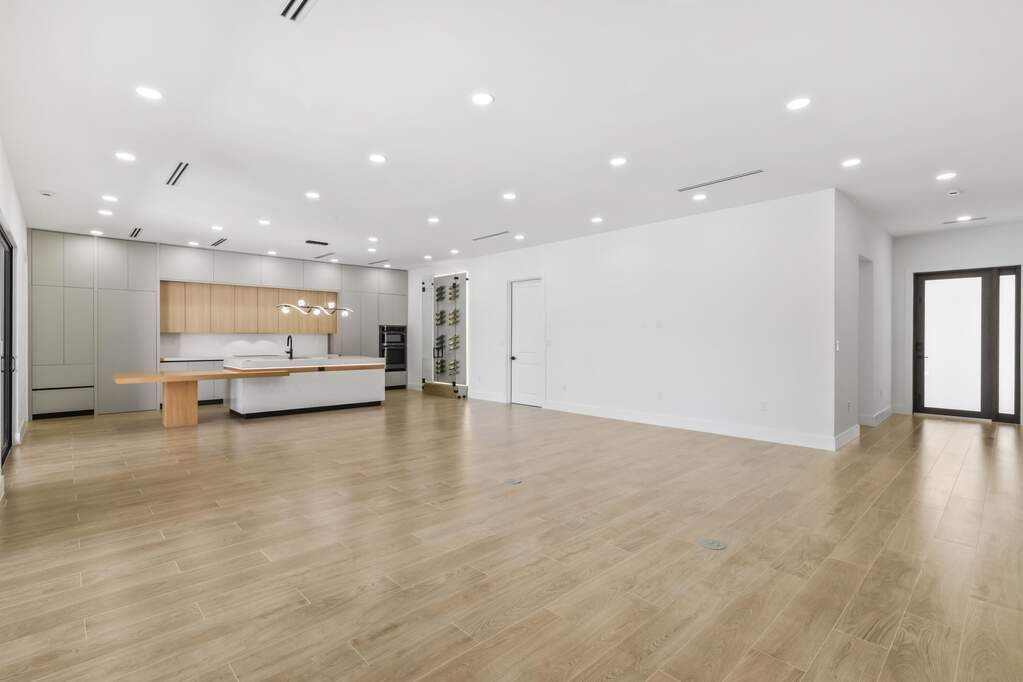 5 Bedroom Single Family Home/House's Image 9