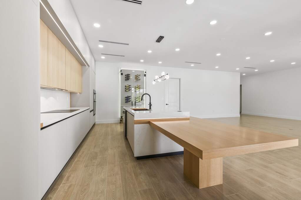5 Bedroom Single Family Home/House's Image 4