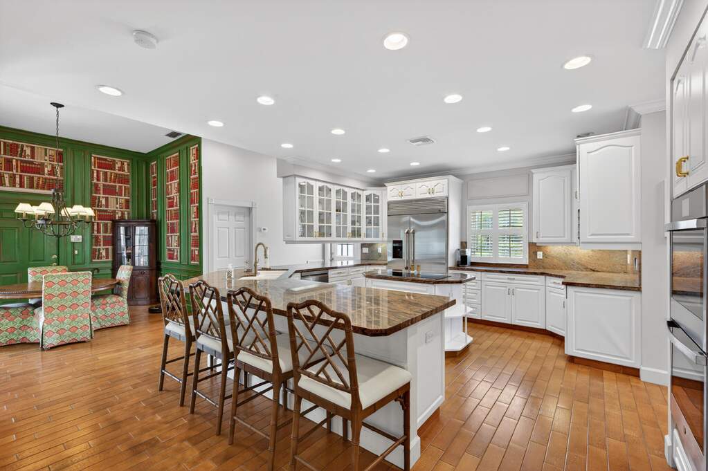 6 Bedroom Single Family Home/House's Image 14