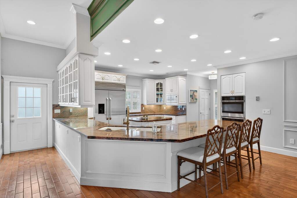 6 Bedroom Single Family Home/House's Image 15