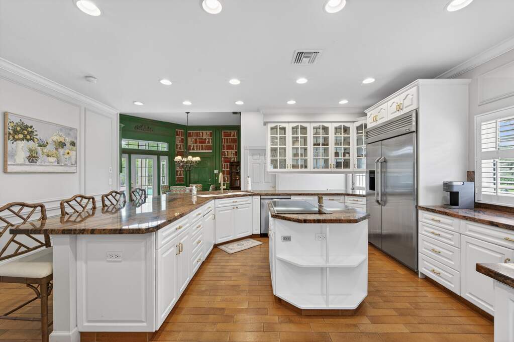 6 Bedroom Single Family Home/House's Image 16
