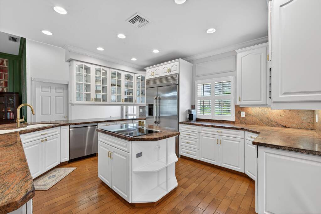 6 Bedroom Single Family Home/House's Image 17