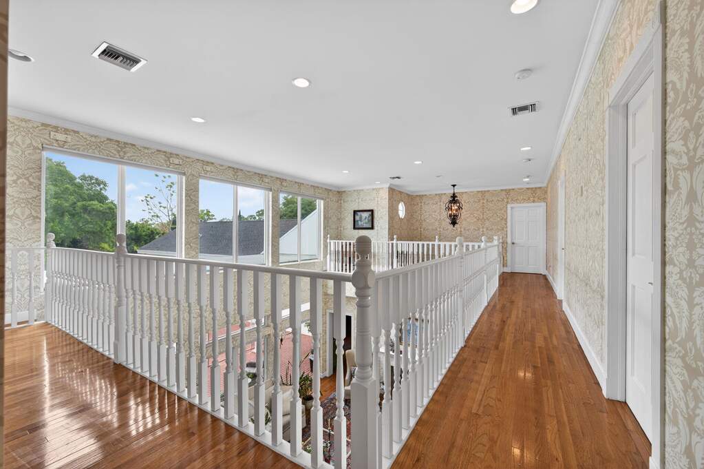 6 Bedroom Single Family Home/House's Image 23