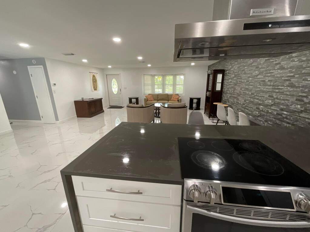 5 Bedroom Single Family Home/House's Image 7