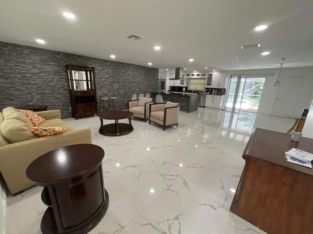5 Bedroom Single Family Home/House's Image 3