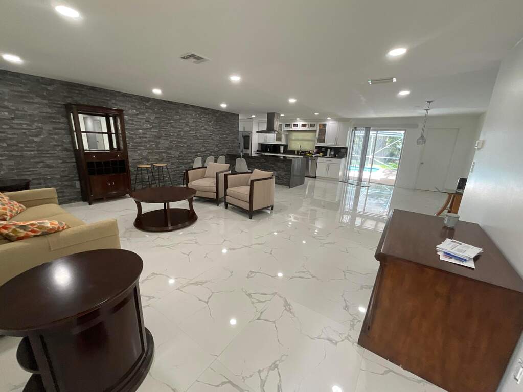 5 Bedroom Single Family Home/House's Image 4