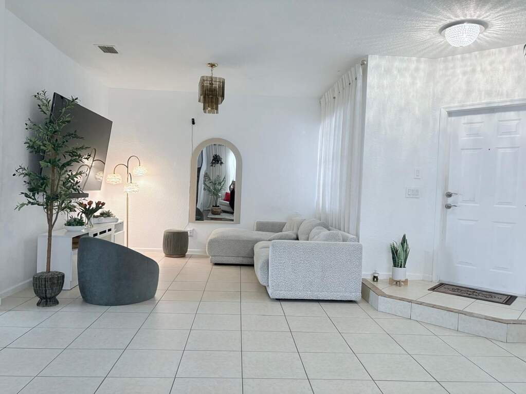 5 Bedroom Single Family Home/House's Image 3