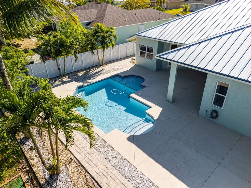 4 Bedroom Single Family Home/House's Image 2