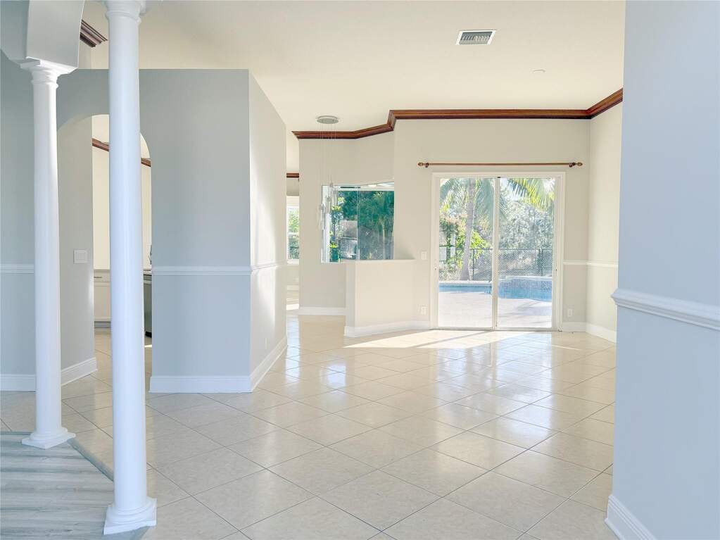 4 Bedroom Single Family Home/House's Image 4