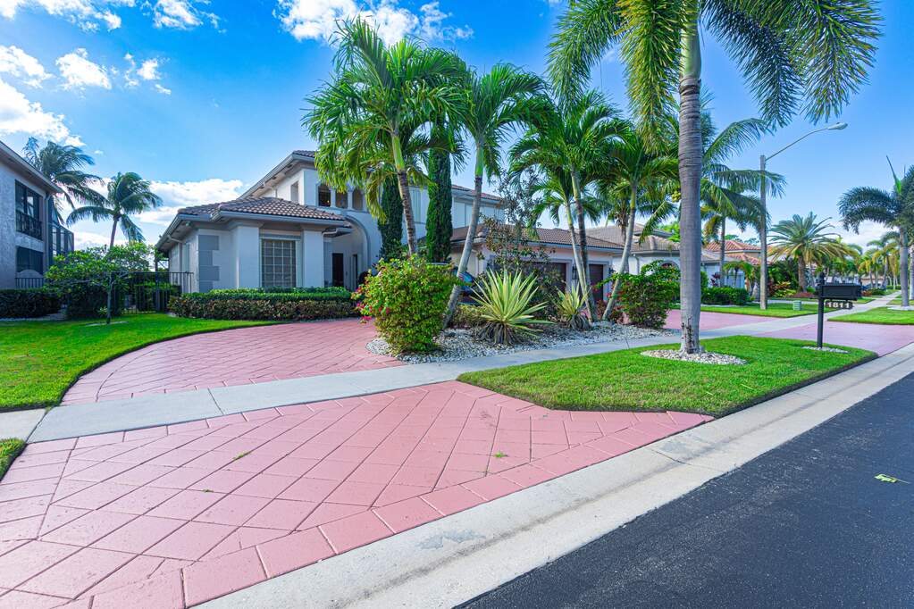 5 Bedroom Single Family Home/House's Image 2