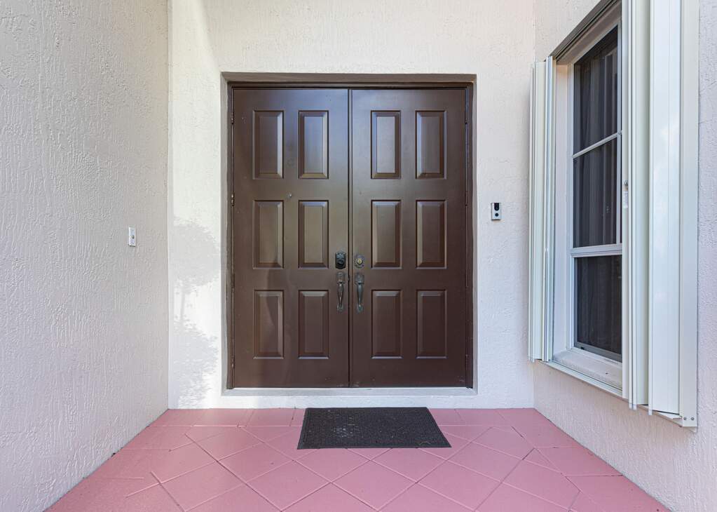 5 Bedroom Single Family Home/House's Image 3
