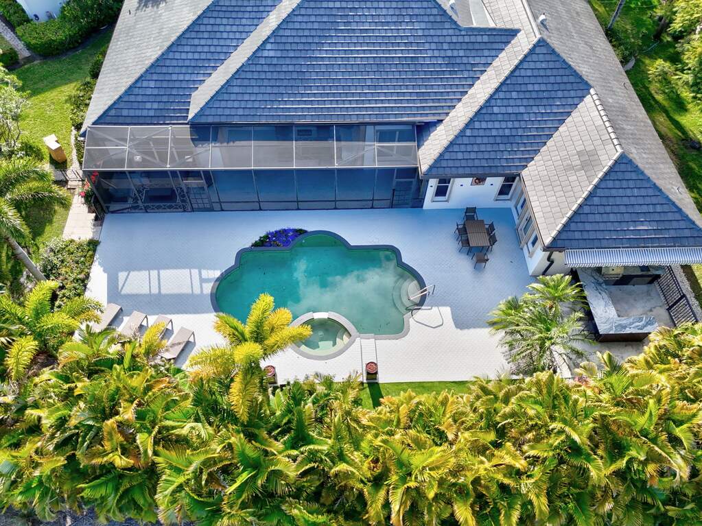 6 Bedroom Single Family Home/House's Image 2