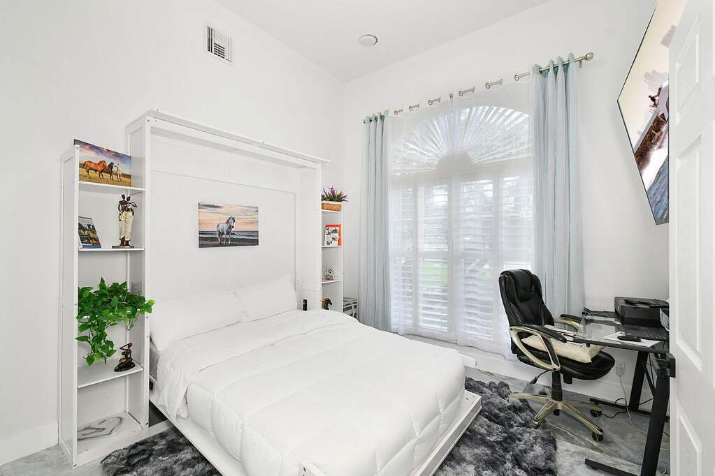 6 Bedroom Single Family Home/House's Image 23