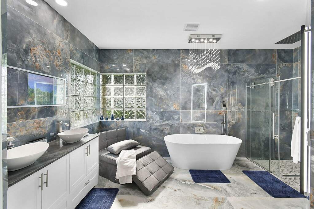 6 Bedroom Single Family Home/House's Image 25